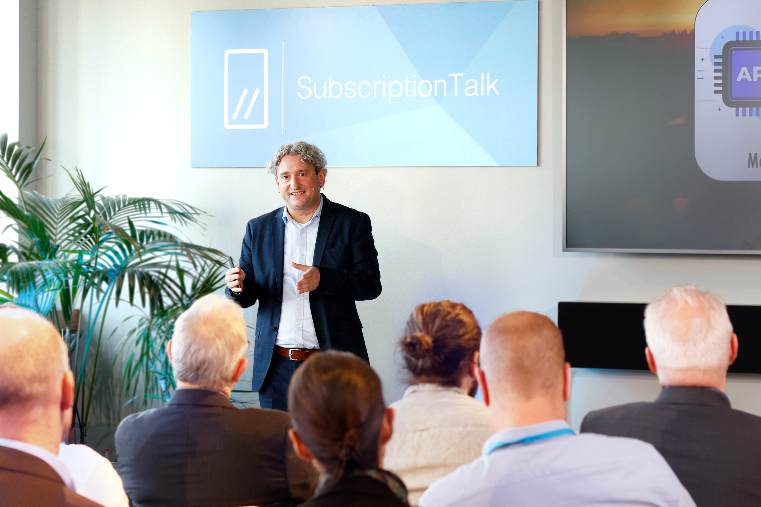 Benjamin Köb präsentiert vor einem SubscriptionTalk Schild